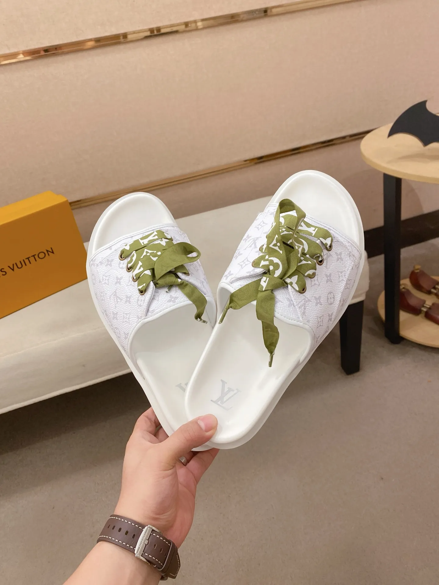 Men's shoes 💰: 340💰Made by LV🔍Top purchasing agents. Men's spring and summer slippers are available at the same counter. The uppers are imported cowhide from Italy, with logo graphics and high-quality craftsmanship. Soles: original soles specially provided by the original factory. Exclusive movable molded soles are super comfortable. Original goods follow orders. 🔍🔍High quality. You can enter and exit the counter at will. Welcome to compare. Size 38-44.